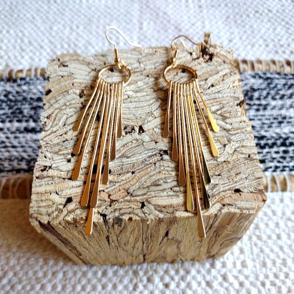 Jewelry - Gorgeous 😍 Dangling Earrings